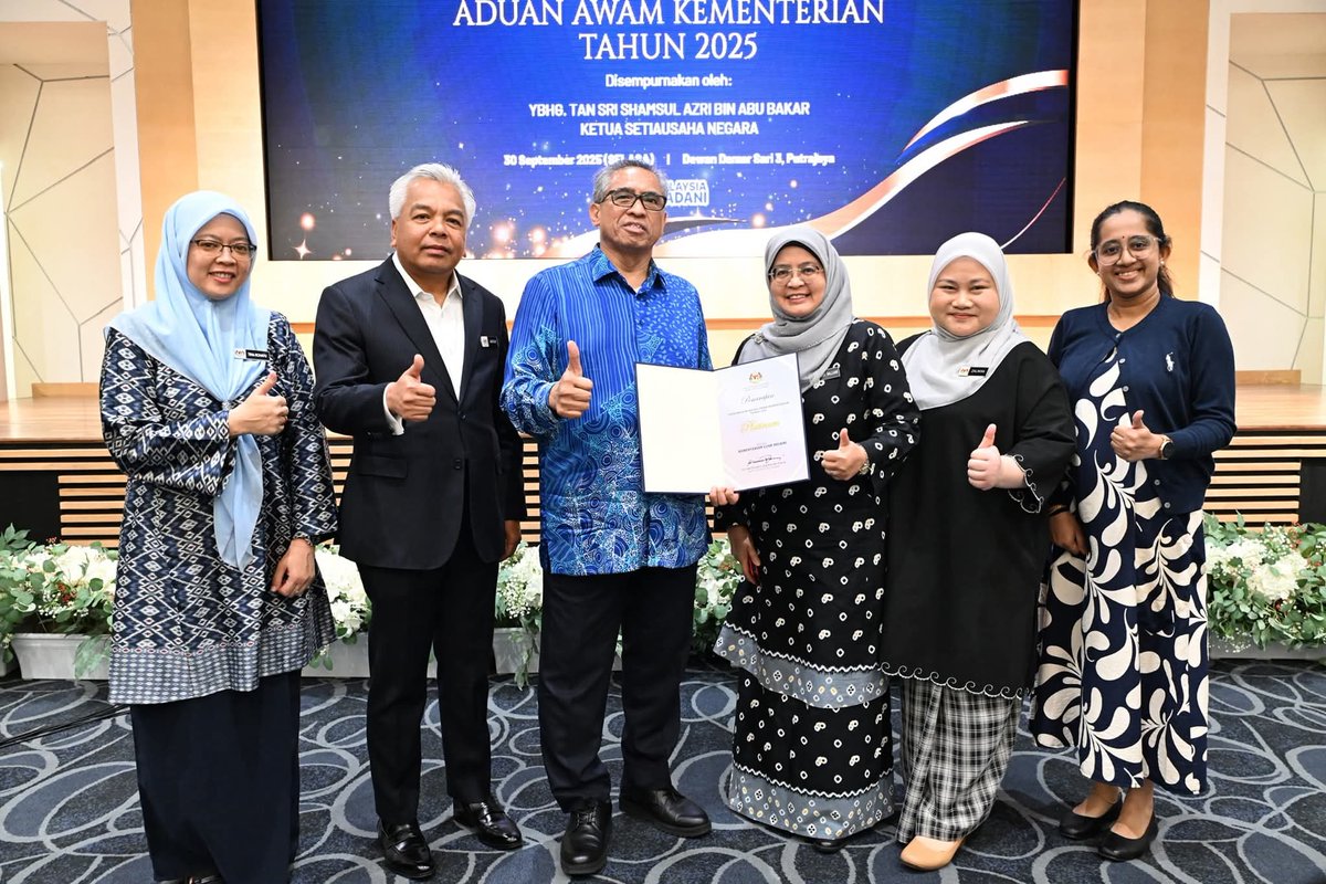 MalaysiaMFA's tweet photo. Dato’ Sri Amran Mohamed Zin, Ketua Setiausaha telah mewakili Kementerian Luar Negeri (KLN) dalam menerima pengiktirafan Sijil Penarafan ‘PLATINUM’ Dalam Mengurus Aduan Awam Secara Berkesan, daripada Tan Sri Shamsul Azri Abu Bakar, Ketua Setiausaha Negara (KSN). Pengiktirafan ini disampaikan semasa Majlis Apresiasi Penarafan Pengurusan Aduan Awam Kementerian Tahun 2025 anjuran Biro Pengaduan Awam (BPA), Jabatan Perdana Menteri pada 30 September 2025 di Putrajaya. 

KSN dalam ucapan perasmiannya menegaskan kepentingan pengurusan aduan awam yang cekap dan cemerlang sebagai cerminan tahap kepuasan rakyat terhadap mutu perkhidmatan kerajaan. Pengiktirafan ini adalah sebagai pemangkin kepada kementerian-kementerian untuk meningkatkan kecekapan, kualiti penyampaian perkhidmatan serta menggalakkan inovasi dalam pengurusan aduan awam.

Turut hadir dalam majlis ini ialah Datin Paduka Anizan Siti Hajjar Adnin, TKSU Khidmat Pengurusan. Ini membuktikan komitmen dan iltizam pengurusan tertinggi KLN dalam pengurusan aduan dan maklum balas pelanggan serta meningkatkan kualiti penyampaian perkhidmatan di dalam dan luar negara.

Penghargaan dan ucapan terima kasih turut disampaikan  kepada Datuk Akbar bin Haji Samon, Ketua Pengarah BPA dan seluruh pasukan BPA atas pencapaian penarafan ini.

#WismaPutra #MyASEAN2025 #PengurusanAduanAwam #MalaysiaMADANI #TaatSetia #MADANIbekerja #RancakkanMADANI