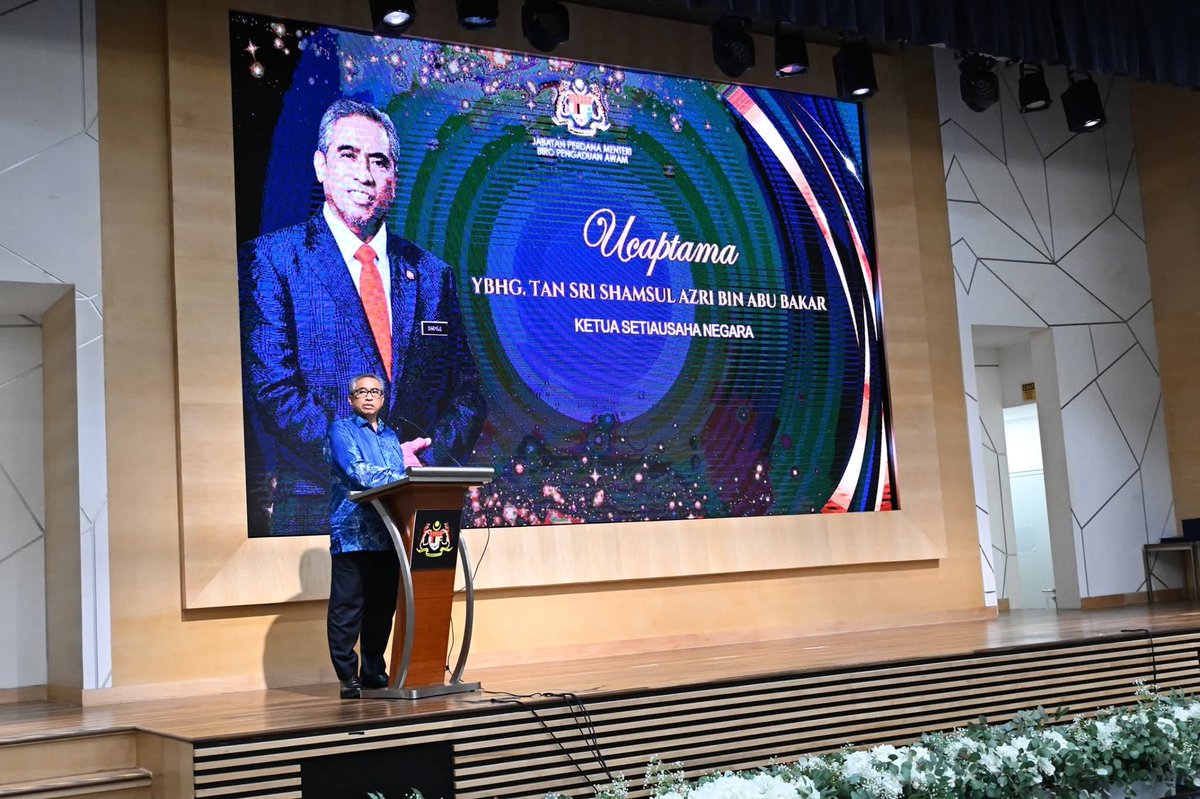 MalaysiaMFA's tweet photo. Dato’ Sri Amran Mohamed Zin, Ketua Setiausaha telah mewakili Kementerian Luar Negeri (KLN) dalam menerima pengiktirafan Sijil Penarafan ‘PLATINUM’ Dalam Mengurus Aduan Awam Secara Berkesan, daripada Tan Sri Shamsul Azri Abu Bakar, Ketua Setiausaha Negara (KSN). Pengiktirafan ini disampaikan semasa Majlis Apresiasi Penarafan Pengurusan Aduan Awam Kementerian Tahun 2025 anjuran Biro Pengaduan Awam (BPA), Jabatan Perdana Menteri pada 30 September 2025 di Putrajaya. 

KSN dalam ucapan perasmiannya menegaskan kepentingan pengurusan aduan awam yang cekap dan cemerlang sebagai cerminan tahap kepuasan rakyat terhadap mutu perkhidmatan kerajaan. Pengiktirafan ini adalah sebagai pemangkin kepada kementerian-kementerian untuk meningkatkan kecekapan, kualiti penyampaian perkhidmatan serta menggalakkan inovasi dalam pengurusan aduan awam.

Turut hadir dalam majlis ini ialah Datin Paduka Anizan Siti Hajjar Adnin, TKSU Khidmat Pengurusan. Ini membuktikan komitmen dan iltizam pengurusan tertinggi KLN dalam pengurusan aduan dan maklum balas pelanggan serta meningkatkan kualiti penyampaian perkhidmatan di dalam dan luar negara.

Penghargaan dan ucapan terima kasih turut disampaikan  kepada Datuk Akbar bin Haji Samon, Ketua Pengarah BPA dan seluruh pasukan BPA atas pencapaian penarafan ini.

#WismaPutra #MyASEAN2025 #PengurusanAduanAwam #MalaysiaMADANI #TaatSetia #MADANIbekerja #RancakkanMADANI