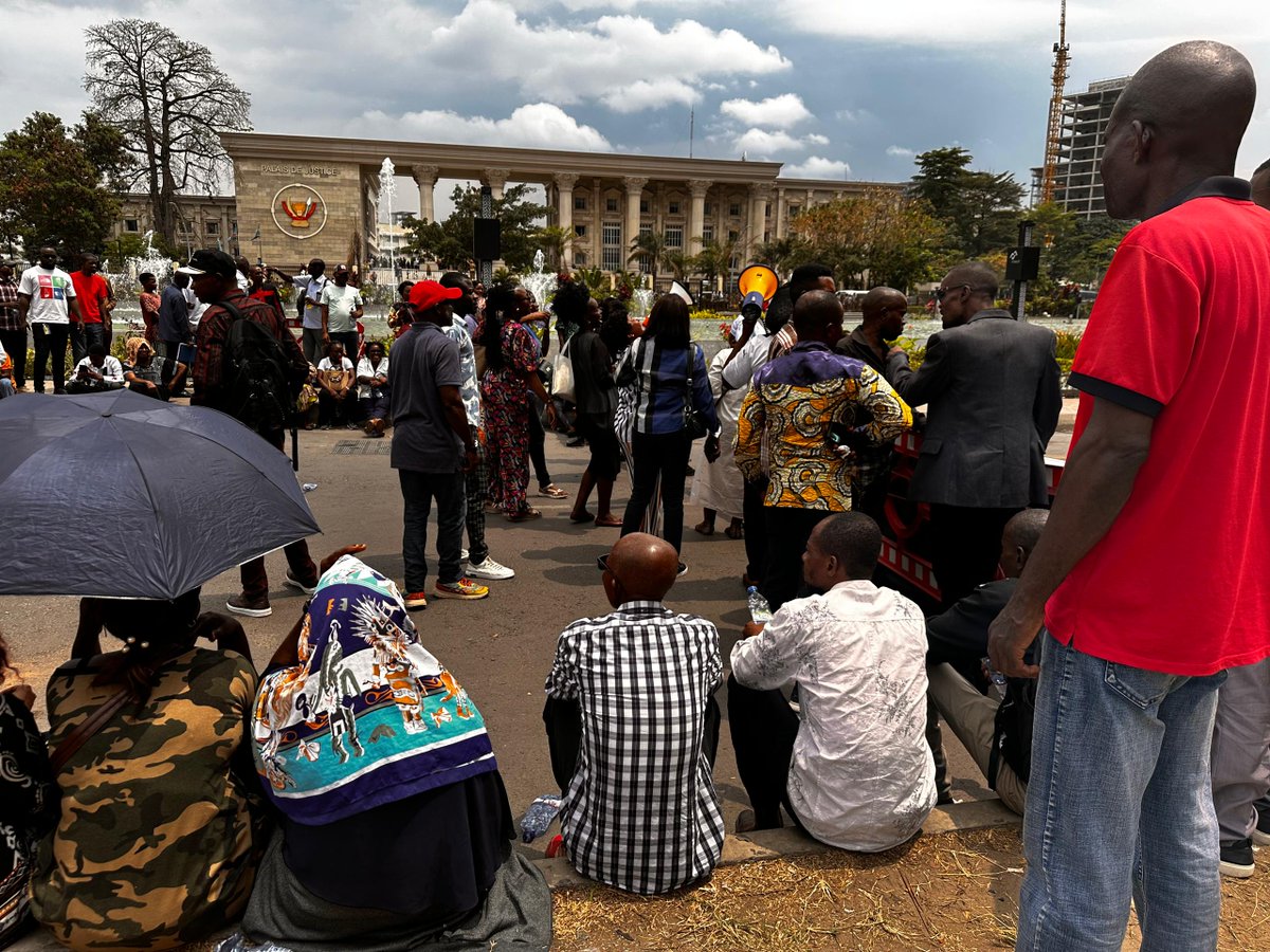 radiookapi's tweet photo. 🛑Manifestation ce mardi à #Kinshasa, des agents du ministère de l’Intérieur revendiquant le paiement de leur prime, les indemnités permanentes et le dénonçant le non-paiement de frais de fonctionnement. Ils  scandaient des chansons révolutionnaires, appelant à des actions immédiates à leur demande.