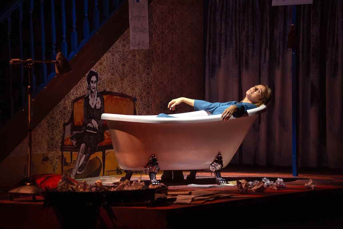 Uno de los temas centrales de #ELCuartoDeAtrás es la literatura como vía de escape ante la dureza de la realidad. "El personaje se refugia en la imaginación para sobrevivir". 
📰 <a href="/huelin_carlos/">Carlos Huelin</a> 
rtve.es/television/202…