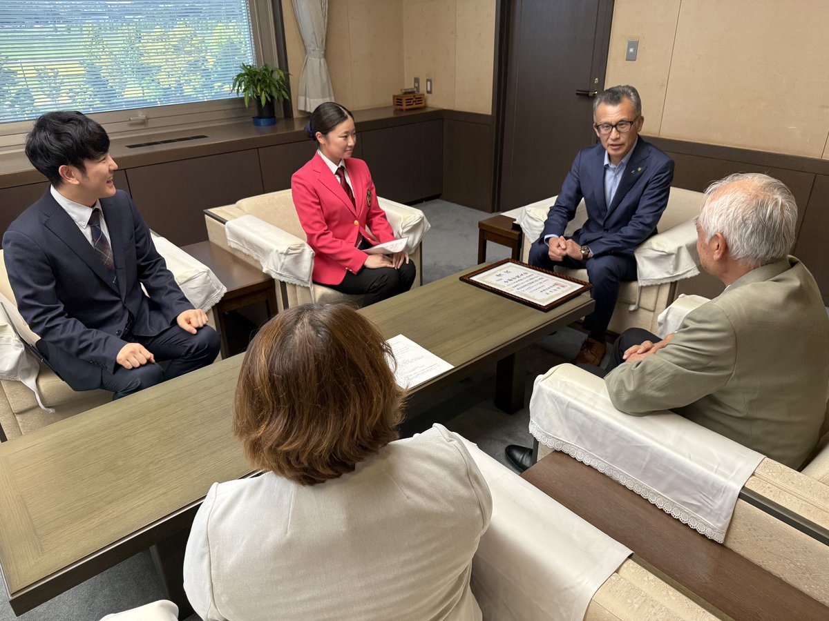 岐阜県関市長 山下市長へ表敬訪問を行いました！

9月7日に行われた第80回東海吹奏楽コンクールにて金賞を受賞し、第73回全日本吹奏楽コンクールに出場するご報告を行いました！

日頃から応援してくださる地域の皆様に感謝の気持ちを込めて、全国の舞台でも全力で演奏してまいります！