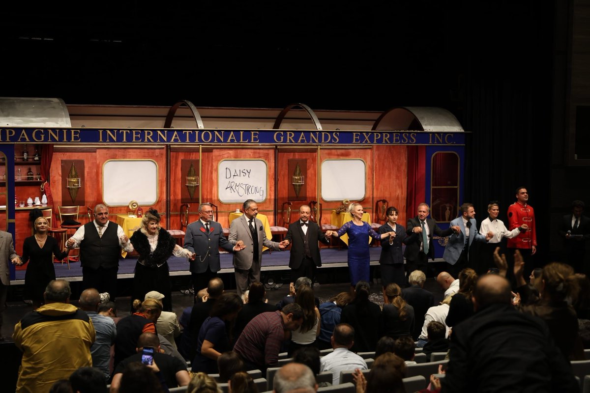 telgrafhaberr's tweet image. Çerkezköy Organize Sanayi Bölgesi (ÇOSB), 2025-2026 kültür sanat sezonunu Agatha Christie’nin dünyaca ünlü eseri “Doğu Ekspresinde Cinayet” adlı tiyatro oyunuyla açtı. 
#ÇOSB #Tiyatro #ÇerkezköyOSB #DoğuEkspresindeCinayet
telgrafgazetesi.com.tr/2025/09/30/cos…