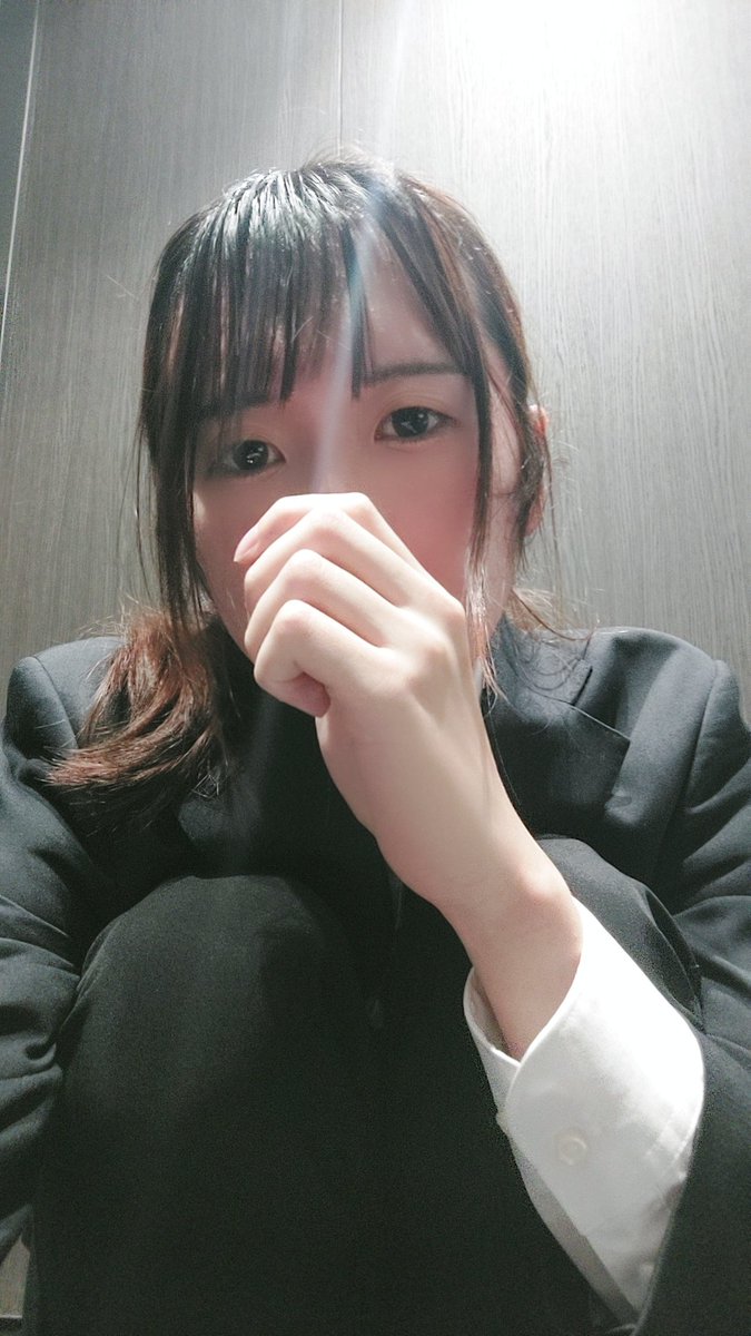 somari__'s tweet photo. #女装男子
スーツだから女装ではない？ https://t.co/KqUOsEgpuG