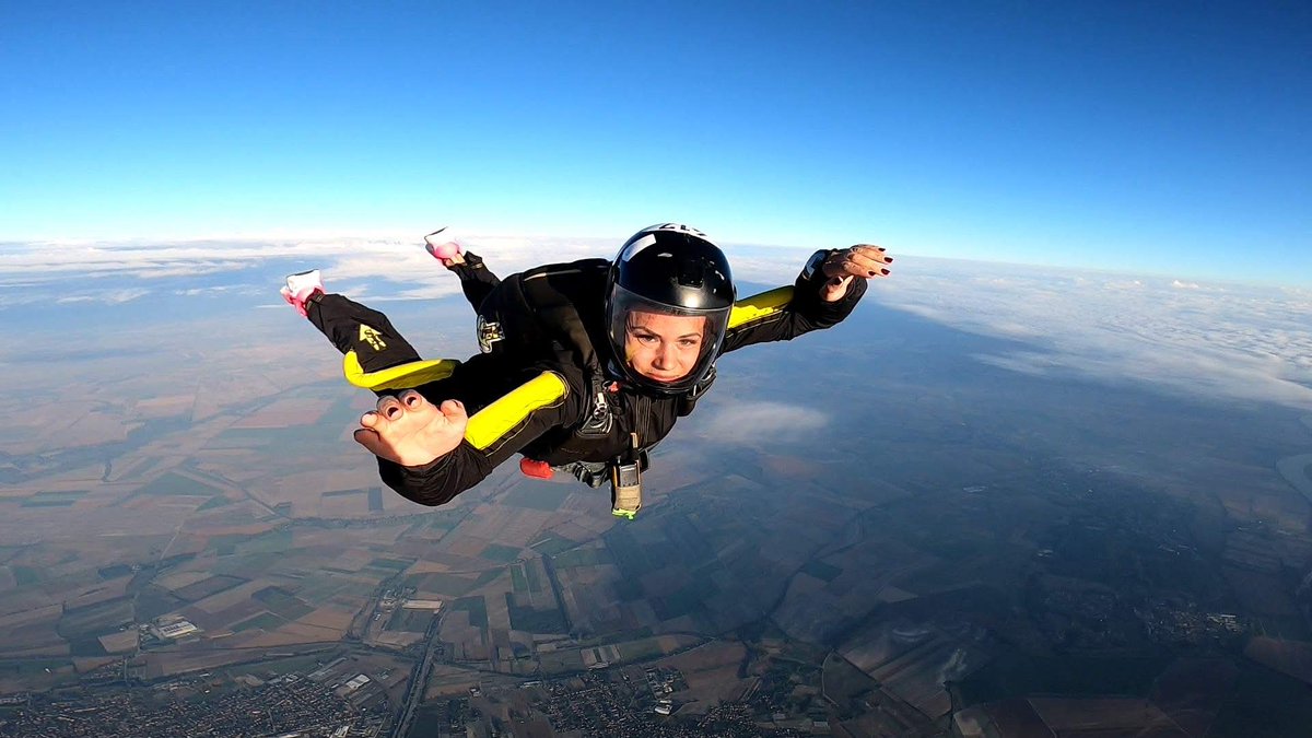 AmazonDolly's tweet image. Skydiving 🥰🪂