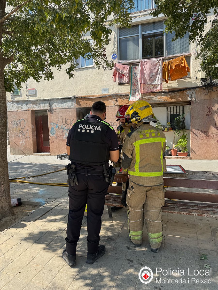 Incendi a l’escala d’un bloc de pisos a #LaRibera. S’han rescatat 7 veïns, tots sans i estalvis, tret d’una dona traslladada a centre hospitalari per precaució per <a href="/semgencat/">SEM. Generalitat</a>. 

<a href="/bomberscat/">Bombers</a> al lloc sufocant l’incendi #PoliciaLocal #Montcada