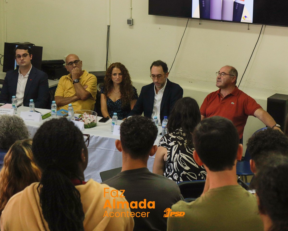HlderSousaSilv1's tweet photo. 🎓 Estivemos na Escola Secundária Fernão Mendes Pinto a ouvir e debater soluções com os jovens.

👉 Queremos 𝗙𝗮𝘇𝗲𝗿 𝗔𝗹𝗺𝗮𝗱𝗮 𝗔𝗰𝗼𝗻𝘁𝗲𝗰𝗲𝗿 𝗻𝗼𝘀 𝗷𝗼𝘃𝗲𝗻𝘀, dando-lhes voz, espaço e oportunidades para serem parte ativa na transformação do concelho.

𝗙𝗮𝘇 𝗔𝗹𝗺𝗮𝗱𝗮 𝗔𝗰𝗼𝗻𝘁𝗲𝗰𝗲𝗿

#FazAlmadaAcontecer #Almada #PSDAlmada #Autárquicas2025