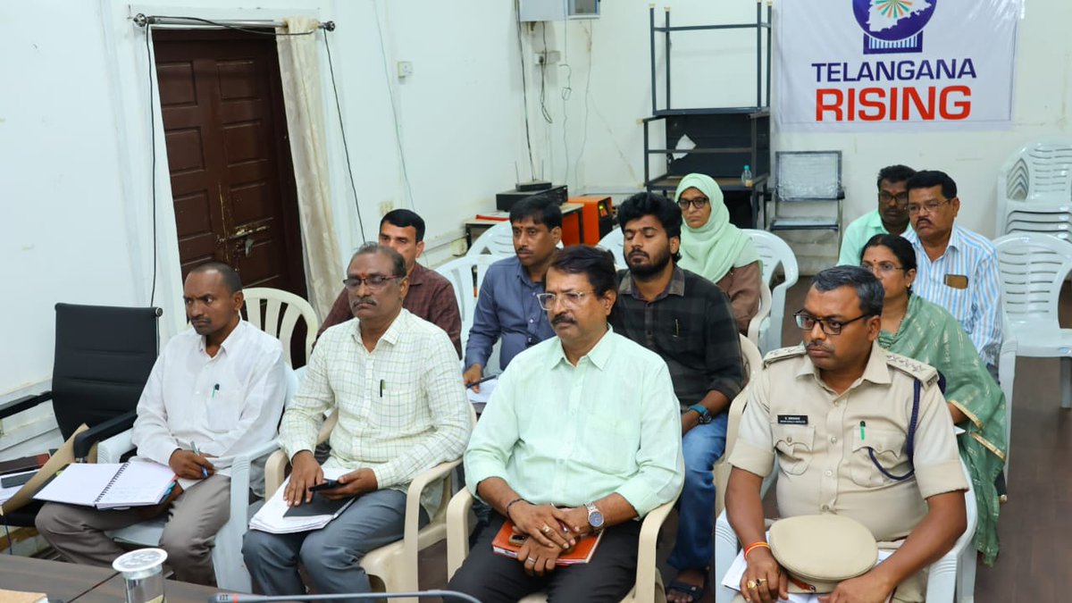 రాష్ట్ర ఎన్నికల సంఘం నిబంధనలు పాటిస్తూ లోకల్ బాడీ ఎన్నికలను పకడ్బందీగా, ప్రశాంతంగా నిర్వహించాలని గౌరవ జిల్లా కలెక్టర్ గారు సంబందిత నోడల్ అధికారులతో సమావేశం నిర్వహించడం జరిగింది
<a href="/TelanganaCMO/">Telangana CMO</a> 
<a href="/TelanganaCS/">Office of Chief Secretary, Telangana Govt.</a> 
<a href="/IPRTelangana/">IPRDepartment</a>