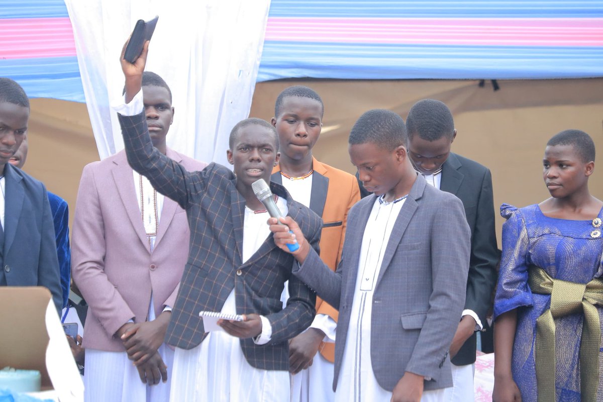 Minisita w'Abavubuka mu Buganda Owek. Robert Serwanga ali ku Lakeside College - Luzira, okutongoza obukulembeze obuggya obwa Nkobazambogo mu ttendekero lino n'okwetaba ku matikkira g'abayizi abafunye empapula ezikakasa obuyigirize bwabwe okuva mu UVTAB