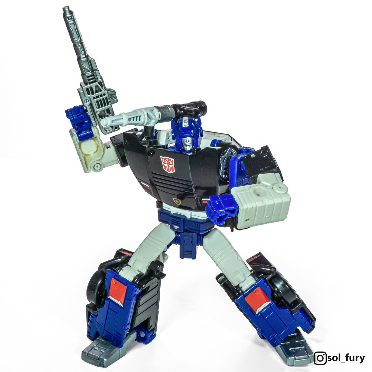 SolFury's tweet photo. Deep Cover - Transformers Generations Selects (Deluxe class, 2021)
His special ability is to shrink down to 1/40 of his normal size, which means his toy could be 1:1 scale!
#transformers
#diaclone
#transformersgenerationsselects https://t.co/NG3NRVxbgc