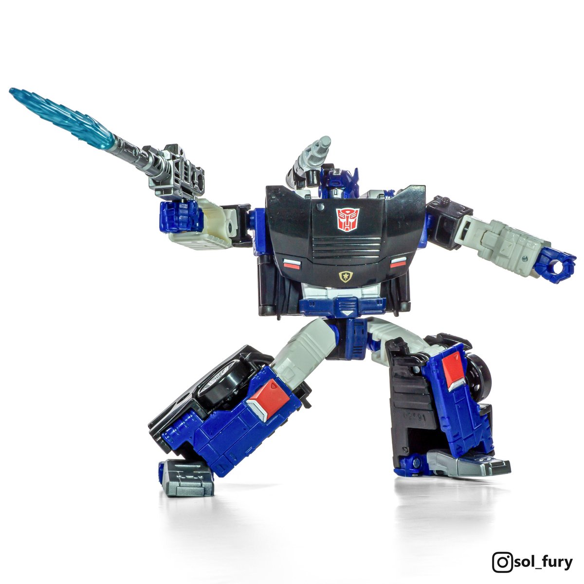 SolFury's tweet photo. Deep Cover - Transformers Generations Selects (Deluxe class, 2021)
His special ability is to shrink down to 1/40 of his normal size, which means his toy could be 1:1 scale!
#transformers
#diaclone
#transformersgenerationsselects https://t.co/NG3NRVxbgc