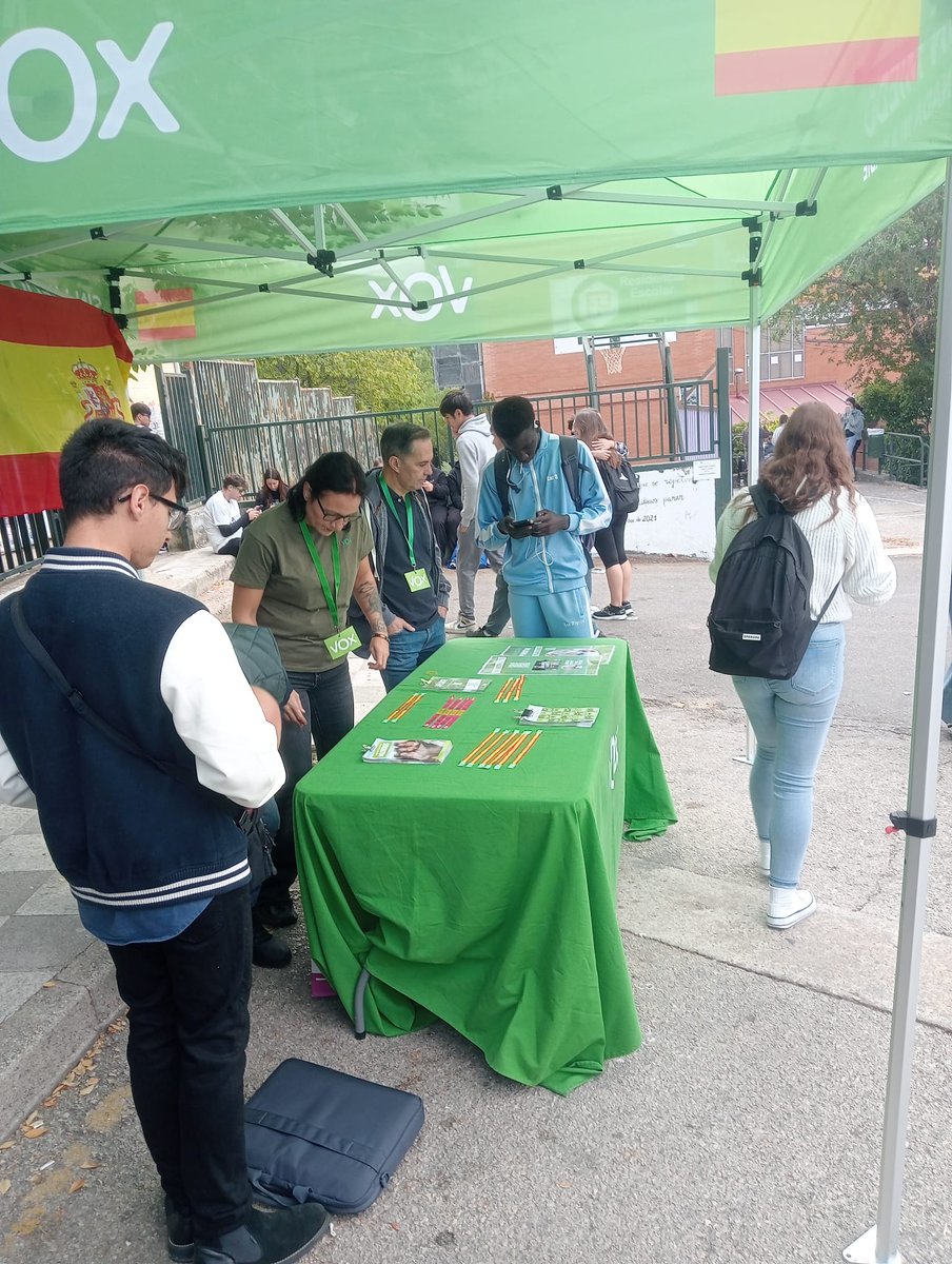 🟢 ¡Gran éxito de nuestra mesa informativa de esta mañana en Cuenca!

💪🏻 Los jóvenes tienen claro que la única alternativa para poder tener un futuro digno es VOX.

🇪🇸 ¡Muchas gracias a todos y nos vemos en la próxima!