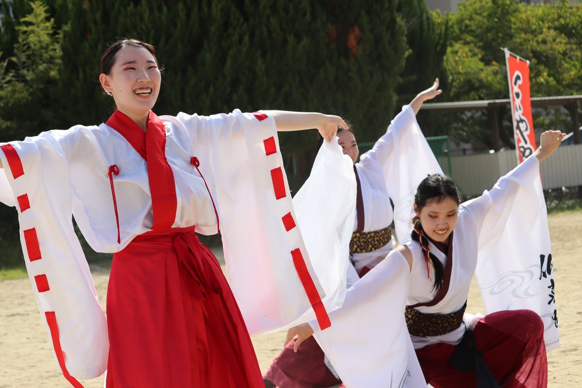 9月27日、こいや祭り一日目、アクティブスクエア大東会場から、四天王寺大学 仏喜踊 の皆さんの演舞②。
そしてこの、自然な笑顔もステキだと思う、残された時間、自然体で頑張って下さい。
#こいや祭り #四天王寺大学 #仏喜踊 ＃伍華