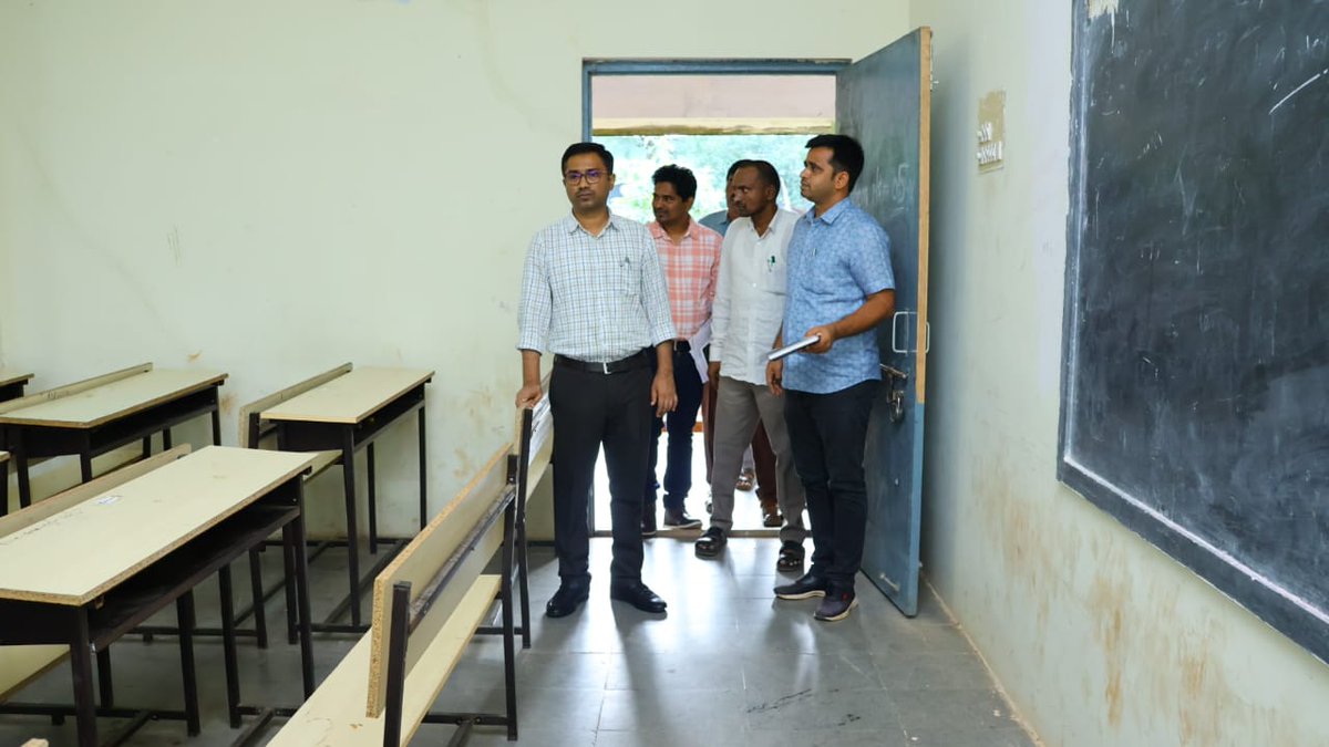 స్థానిక సంస్థల ఎన్నికల నిర్వహణ నేపథ్యంలో జిల్లా కేంద్రంలో స్ట్రాంగ్ ఏర్పాటు కోసం గౌరవ జిల్లా  కలెక్టర్ గారు  స్థానిక ప్రభుత్వ డిగ్రి కళాశాల  భవనాన్ని సంబందిత అధికారులతో కలిసి పరిశీలించారు
<a href="/TelanganaCMO/">Telangana CMO</a> 
<a href="/TelanganaCS/">Office of Chief Secretary, Telangana Govt.</a> 
<a href="/IPRTelangana/">IPRDepartment</a>