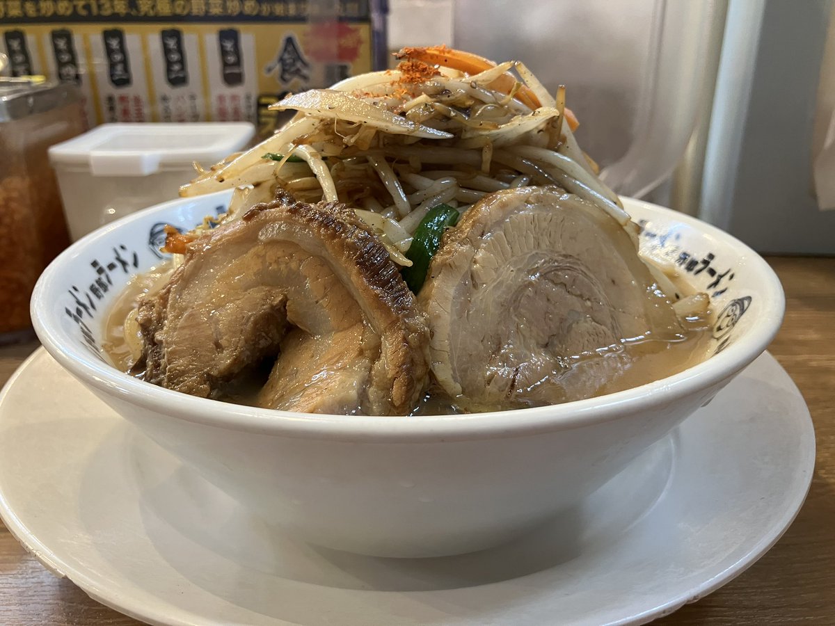 こういったラーメンを食べたくなる時があるので、食べてきました。
