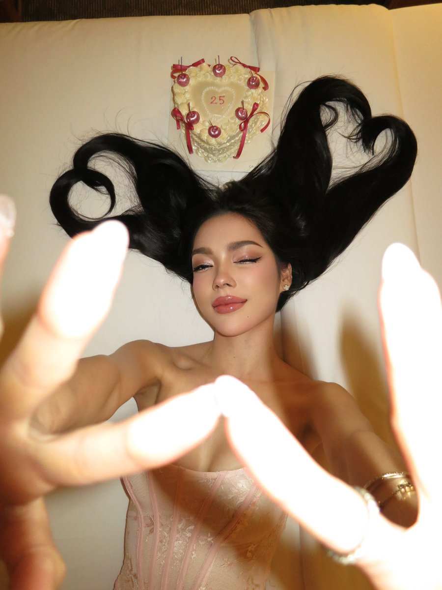 Meenasuchita's tweet photo. 25ปีบริบูรณ์✨🤍 ปีนี้เป็นปีที่ได้ทำอะไรใหม่ๆหลายอย่างมากๆ ได้รับโอกาสดีๆมากมายเลยย ตั้งใจจะทำทุกอย่างให้เต็มที่ เติบโตไปอีกขั้นนึงแล้วว ส่วนนึง(ส่วนใหญ่) มาจากแรงซัพพอร์ตของทุกๆคนด้วยนะคะ ขอบคุณที่เข้ามาเป็นกำลังใจ เป็นพลังงานสำคัญของชีวิตให้กันมาตลอด สัญญาว่าจะเป็นเด็กดี และจะทำหน้าที่ของตัวเองให้ดีที่สุด ขอบคุณทุกๆโปรเจคที่ทำให้หนูด้วยนะค้า🙏🏻 รักจังเลยยย💖🧜🏻‍♀️🫶🏻✨🤍