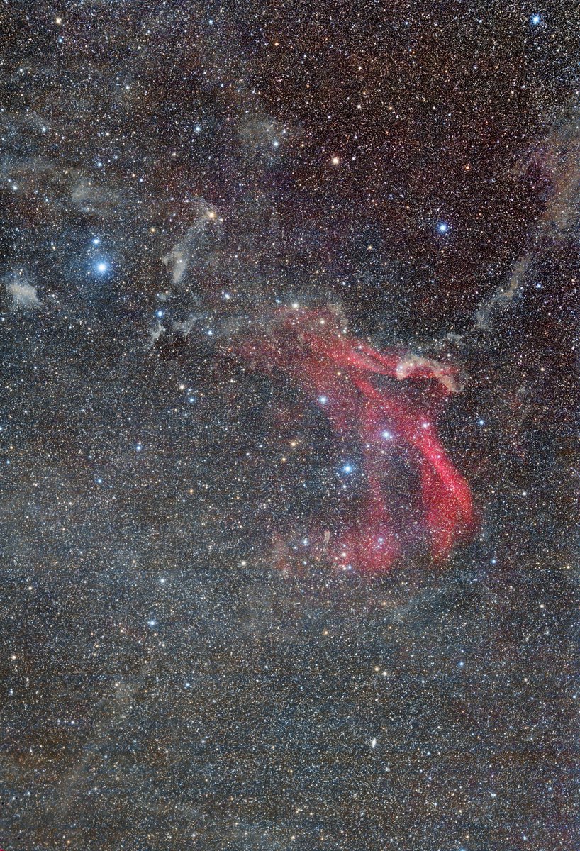 これも土曜日に宇多川湖で撮影した鷹の爪星雲Sh2-126です。EOSRP+Sigma135mmF1.8(F2.5絞り)+Polarieで1分露出x324枚（５時間２４分）撮影しました。
（ノータッチガイドでほぼ放置）
IDAS HEIUBIIフィルタを使用しています。
星が多い領域なので、半分埋もれていますね。
BXTを使っています。