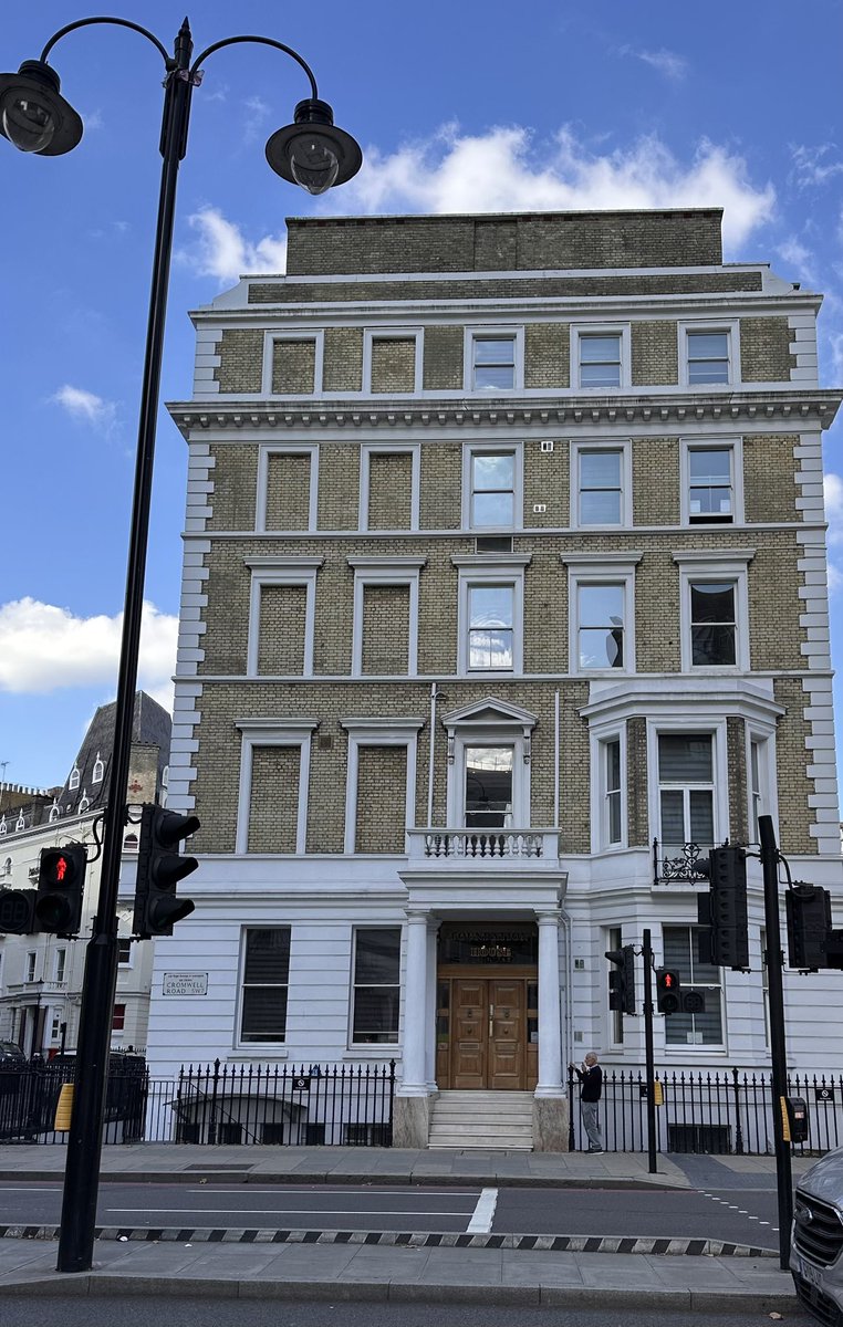 Returning to my “Home from Home” in London, the Foundation for International Education (FiE) to talk with a fantastic group of exchange students about the World of Broadcasting. Soon they return to Charleston in SC, and Wisconsin Uni
but for now .. BBC history awaits