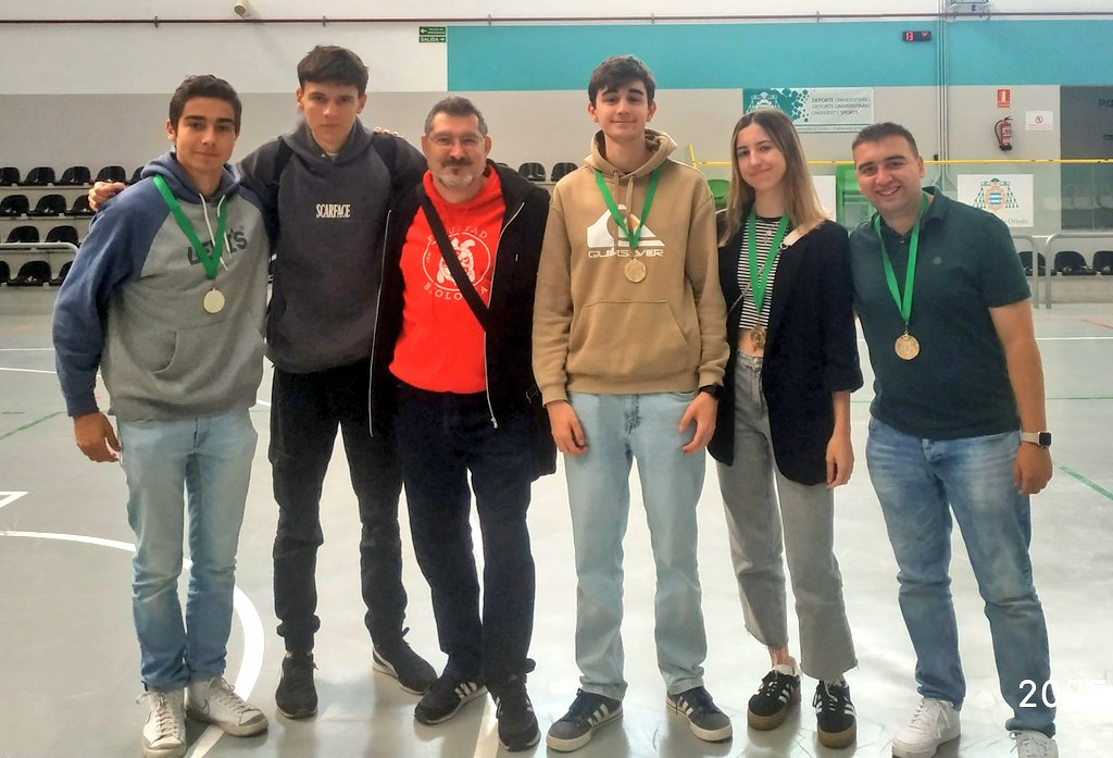 VetustaChess's tweet photo. I TORNEO INTERCENTROS UNIOVI 
1ª edición d éste torneo d  @uniovi_info los jugadores dl @VetustaChess fueron protagonistas @cienciasuniovi quedó campeón con @iyanastur7, Nico Pedreira y @_sofii1905, 2° @MatesUniovi-Fisica con Alejandro Vega y 4° Campus Cristo con @georgemartinf https://t.co/3hahrV4Qi3
