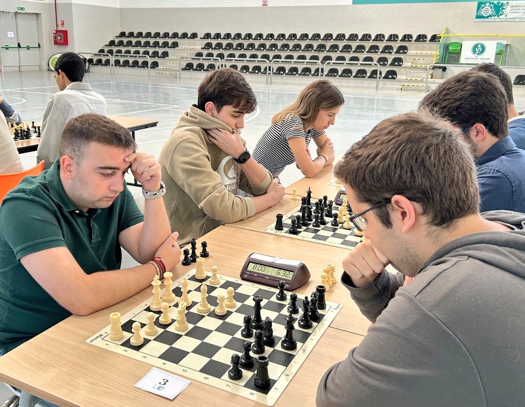 VetustaChess's tweet photo. I TORNEO INTERCENTROS UNIOVI 
1ª edición d éste torneo d  @uniovi_info los jugadores dl @VetustaChess fueron protagonistas @cienciasuniovi quedó campeón con @iyanastur7, Nico Pedreira y @_sofii1905, 2° @MatesUniovi-Fisica con Alejandro Vega y 4° Campus Cristo con @georgemartinf https://t.co/3hahrV4Qi3