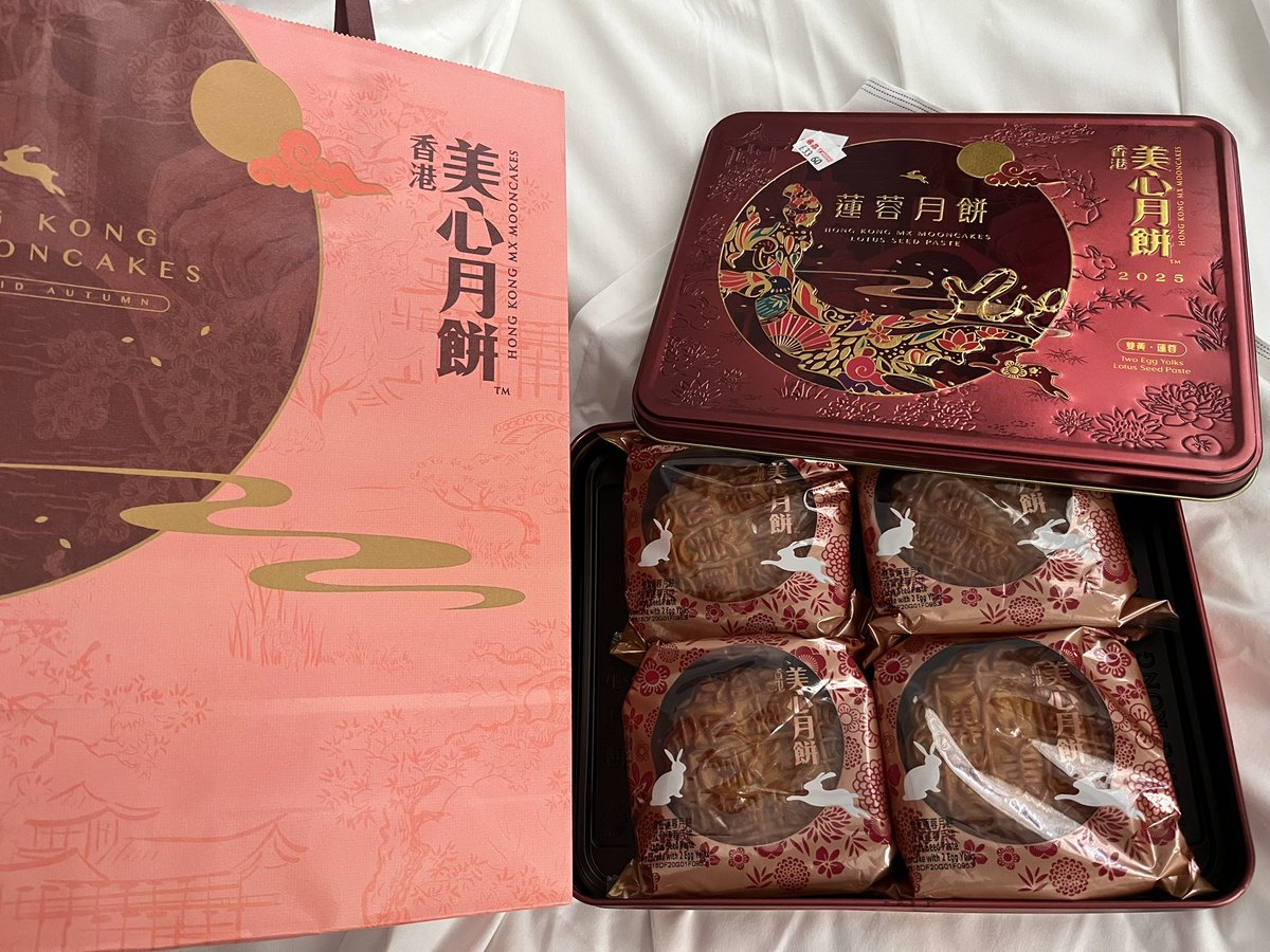 maxchan's tweet image. 以前中秋月餅都係人哋送，好少自己買，依家嚟到英國反而自己扲荷包，仲要冇特價。 #月餅 #mooncake