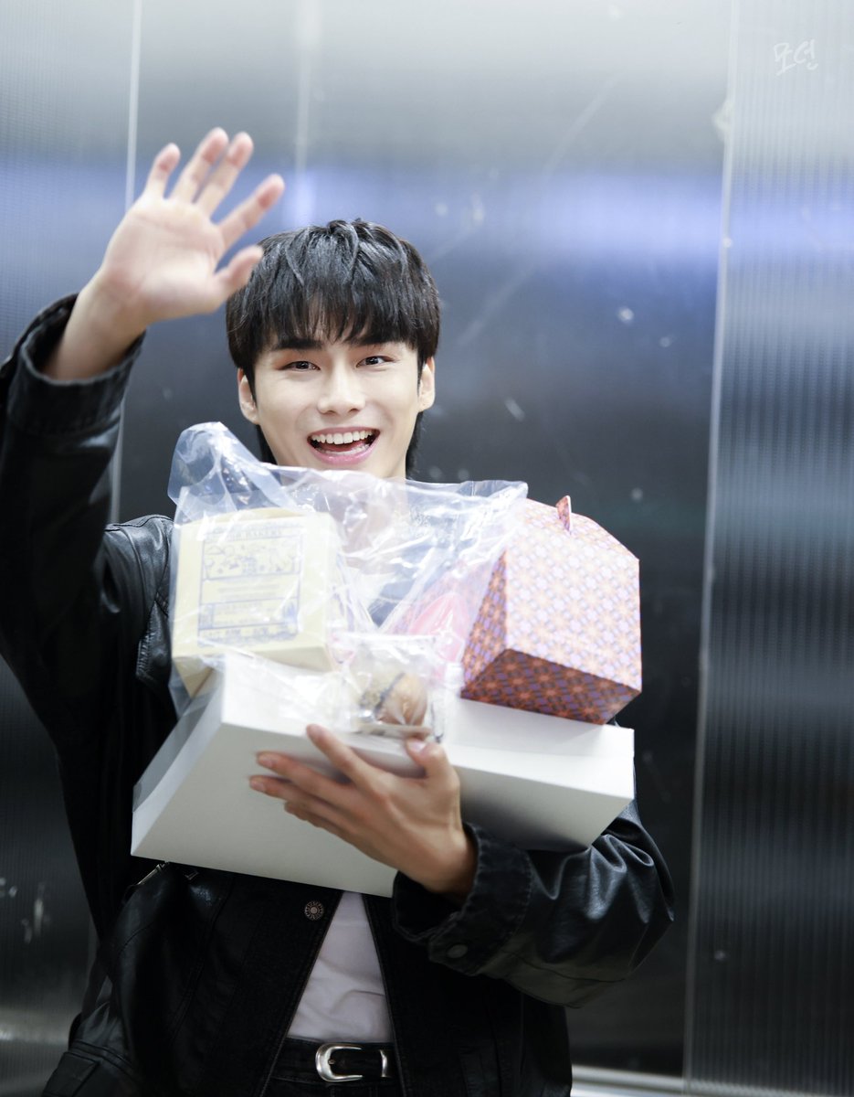 20250928 <해피 오! 해피> 

너무 해맑아서 귀여워!!!

#경윤 #KYOUNGYOON #이경윤