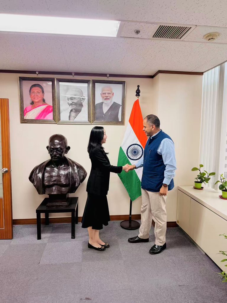 India In Shanghai (@indiainshanghai) on Twitter photo #DigitalIndia #FintechInnovation 📊💻
CG <a href="/PratikMathur1/">Pratik Mathur</a> met Ms. Loretta Liu, President (International Business), Wind Information (also known as the Bloomberg of China).
➡️ Discussion on Wind’s global expansion with India 🇮🇳 as a priority market.
➡️ Focus: India’s fast-growing #DigitalIndia #FintechInnovation 📊💻
CG <a href="/PratikMathur1/">Pratik Mathur</a> met Ms. Loretta Liu, President (International Business), Wind Information (also known as the Bloomberg of China).
➡️ Discussion on Wind’s global expansion with India 🇮🇳 as a priority market.
➡️ Focus: India’s fast-growing
