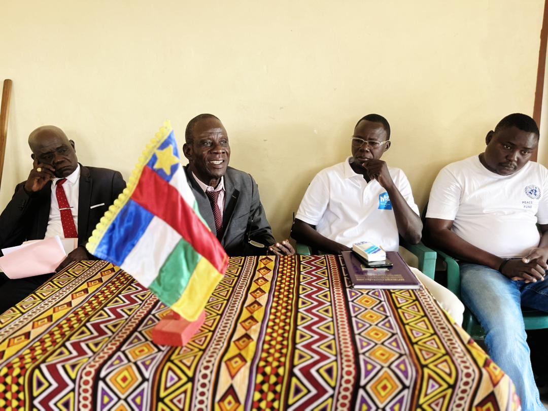 M3D_RCA's tweet photo. #Centrafrique: M3D organise une causerie éducative à l’intention des notables du 9e arrondissement de Bangui sur le processus électoral à venir. Une activité soutenue par Conciliation Ressources.
@UN_CAR @MediasOubangui @fridolinngoulou @FranceBangui @EmbassyBangui @OCHA_CAR https://t.co/foUHpB6ytU