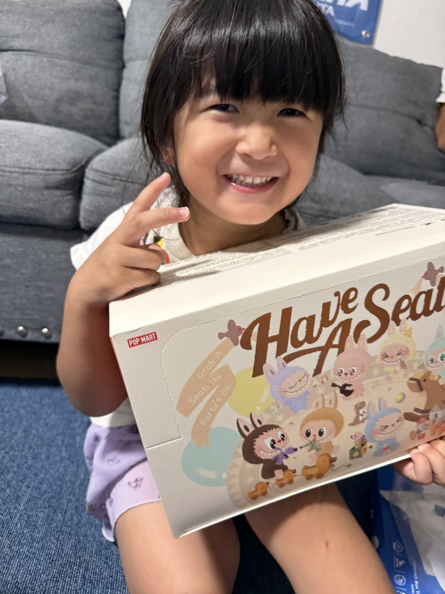 1日早い誕プレ🎁
※旦那がアホだからダンボールから出した📦😱

ラブブ無事に本物が届きました🎁✨

#ラブブ
#POPMART