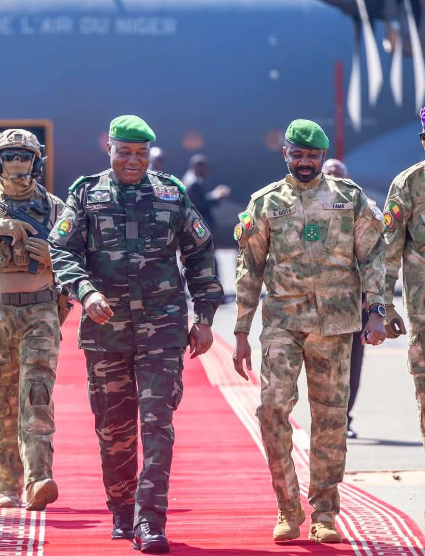 🇲🇱🤝🇳🇪 Le Président Assimi GOÏTA a accueilli le Président TIANI à Bamako pour une visite d’amitié et de travail axée sur la coopération Mali–Niger et l’AES.
🔗 WhatsApp : whatsapp.com/channel/0029Va…
📢 Telegram : t.me/+pQn76Z___INlN…

#Mali #Niger #AES #Diplomatie #Coopération