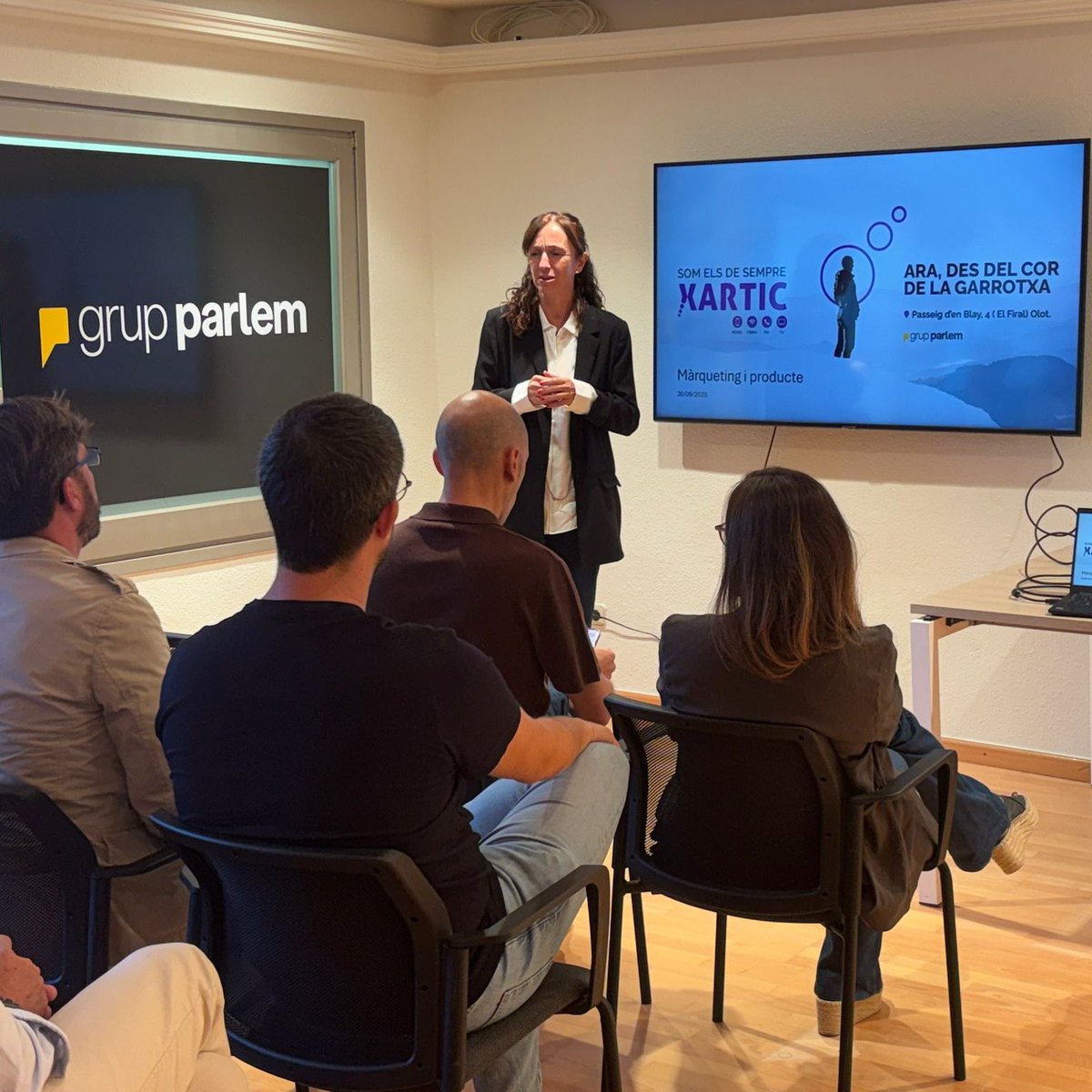 xartictelecom's tweet photo. @Parlem 🤝 L’acte d’inauguració ha comptat amb la presència de @xcapellades, CEO del Grup @Parlem, @montselavilla, CMO de Parlem i, dels regidors @Aniol_SA i Gemma Canalies, que han destacat la importància del projecte per al desenvolupament econòmic i social de la Garrotxa. https://t.co/Em7czXj1eD