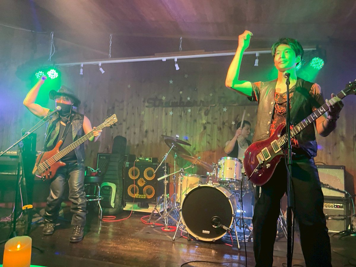 SteelFeather_OF's tweet photo. 9/28 Strawberry Fields

お疲れ様でした！
Strawberry Fieldsには初出演でしたが、良いライブができたと思います！
アコースティック主体のイベントで場違い感があり緊張しましたが、いつも通り全力でやらせていただきました！
ペンライトも振っていただき感謝です🙏 https://t.co/25f708EnhH