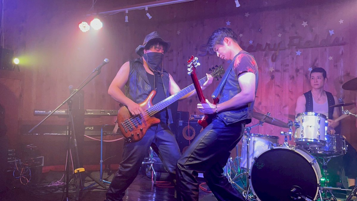 SteelFeather_OF's tweet photo. 9/28 Strawberry Fields

お疲れ様でした！
Strawberry Fieldsには初出演でしたが、良いライブができたと思います！
アコースティック主体のイベントで場違い感があり緊張しましたが、いつも通り全力でやらせていただきました！
ペンライトも振っていただき感謝です🙏 https://t.co/25f708EnhH