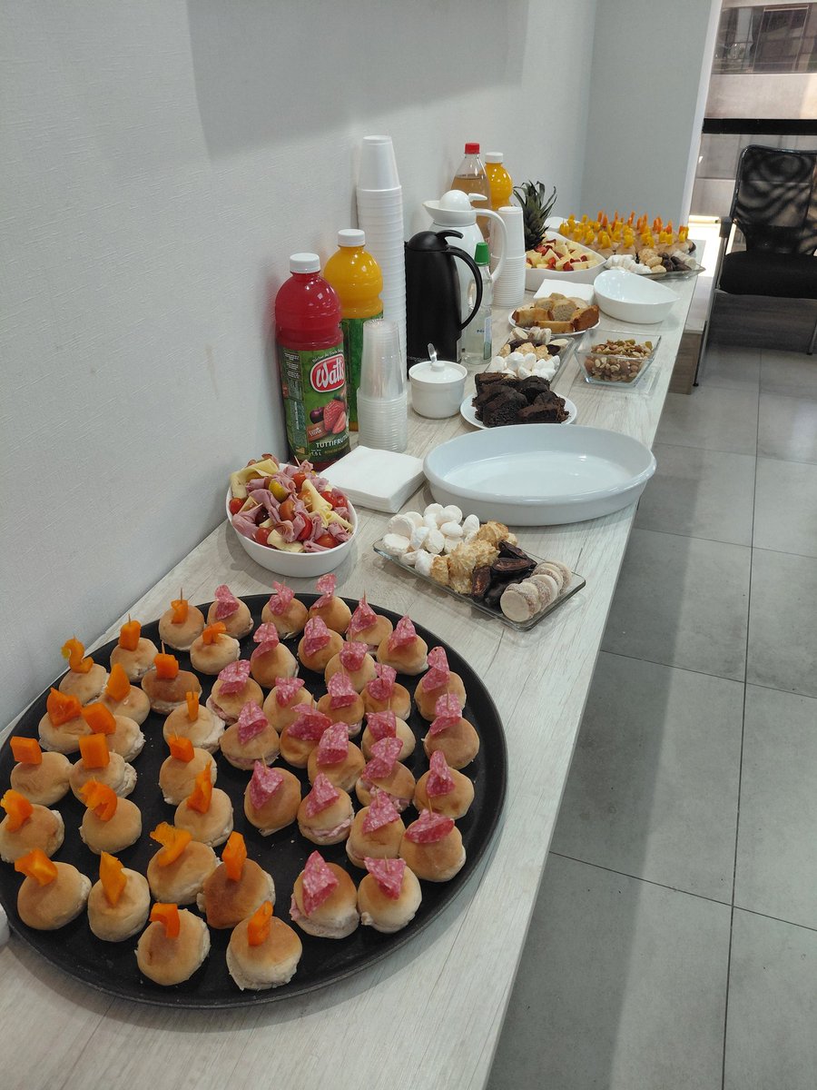 Se preparo un catering hoy para el evento de "noticias" para la empresa...
...aunq ya conozco la mitad de lo q se comunicara entre ellas muy buenas noticias espero q alguna otra me favoresca a mi 🤣.
A disfrutar... cariño de lider.