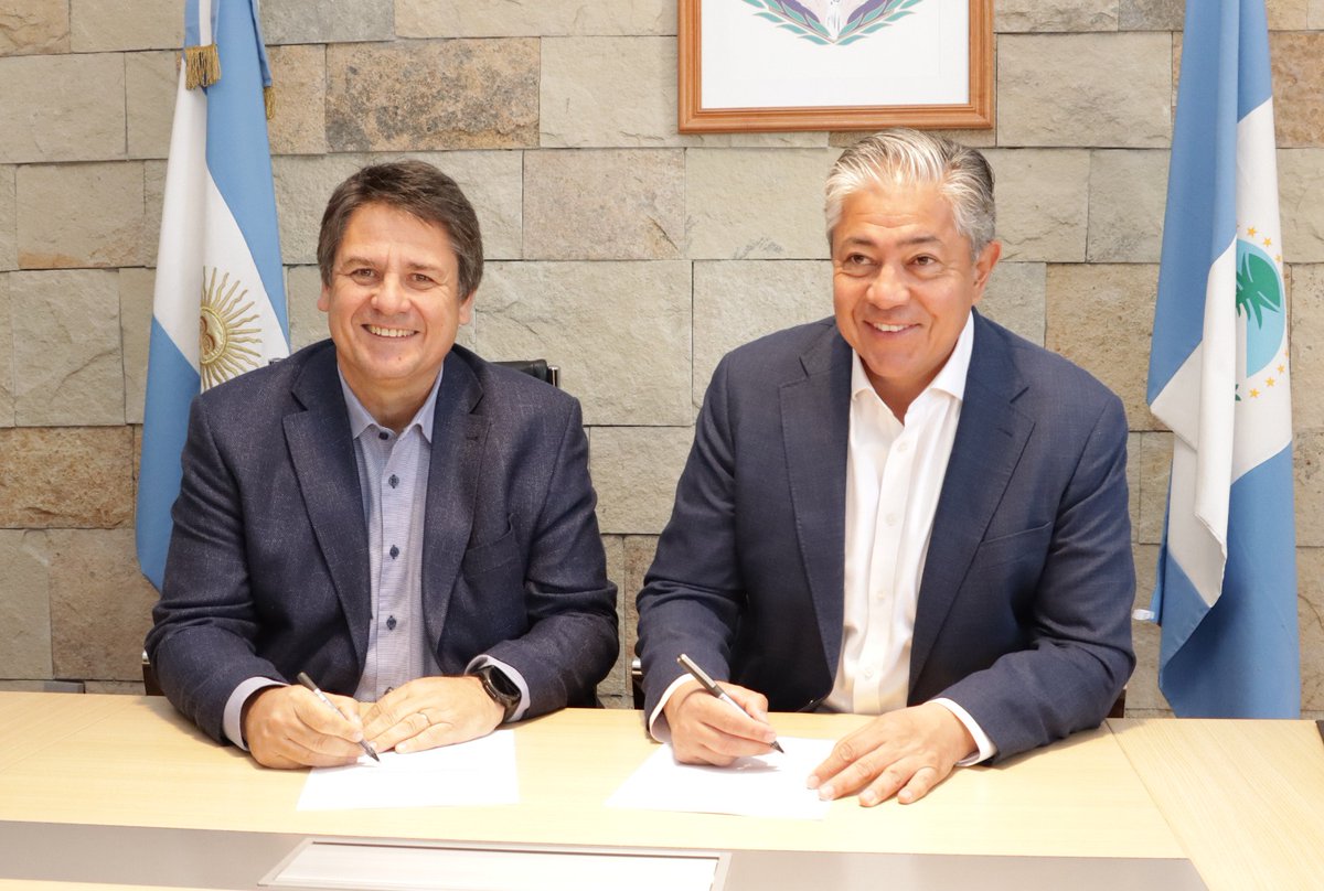 VAMOS A HACER DE LA MOSCONI LA MAYOR AVENIDA DE LA PATAGONIA

Hoy firmamos junto a <a href="/MarianoGaidoOk/">Mariano Gaido</a> un acuerdo para avanzar en la planificación y diseño de las obras de la multitrocha Neuquén–Plottier, un tramo estratégico de la Ruta 22 que atraviesa nuestra capital.

Se trata de