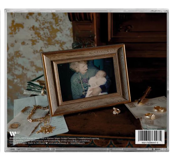 si percepisce già soltanto dal video di presentazione quanto quest’album sia personale per lui,
e la foto di sua nonna sul retro ne è la dimostrazione
🥹🤍 advdm sei già così speciale