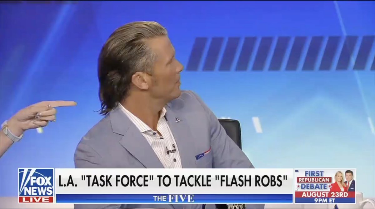 BadFoxGraphics's tweet photo. Pete Hegseth gathers hundreds of generals, admirals and their senior enlisted leaders from around the world to lecture them about "beardos" 

Hegseth on @TheFive 💈 https://t.co/lZwErA5YQy