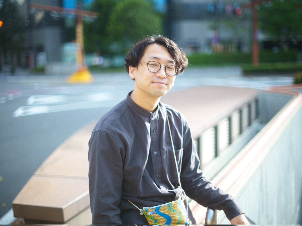 sada_cchi's tweet photo. 難波航太さん @CagePhoto にプロフィール写真を撮ってもらいました。
プロフィールで使う写真を街ブラしながらのスナップ撮影、とても難しいと思うのですが（僕ならしたくない…けど依頼した…！笑）、テンポよく「パシャパシャ、オッケー次行きましょう！」と撮っていくのが、とても安心感あり、会話も交えながら楽しい撮影でした。
ありがとうございました！
さて皆さん、どの写真がいいと思いますか？
