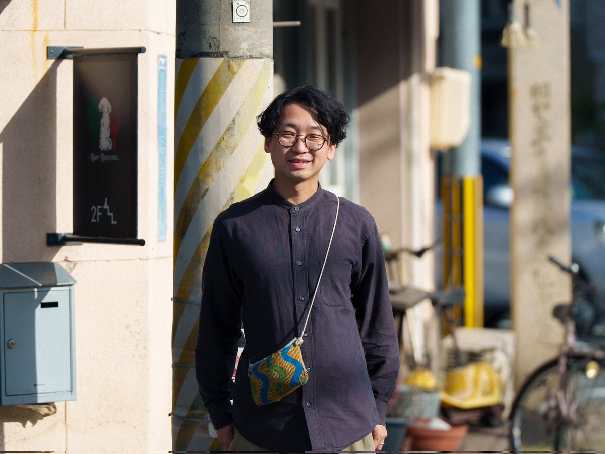 sada_cchi's tweet photo. 難波航太さん @CagePhoto にプロフィール写真を撮ってもらいました。
プロフィールで使う写真を街ブラしながらのスナップ撮影、とても難しいと思うのですが（僕ならしたくない…けど依頼した…！笑）、テンポよく「パシャパシャ、オッケー次行きましょう！」と撮っていくのが、とても安心感あり、会話も交えながら楽しい撮影でした。
ありがとうございました！
さて皆さん、どの写真がいいと思いますか？