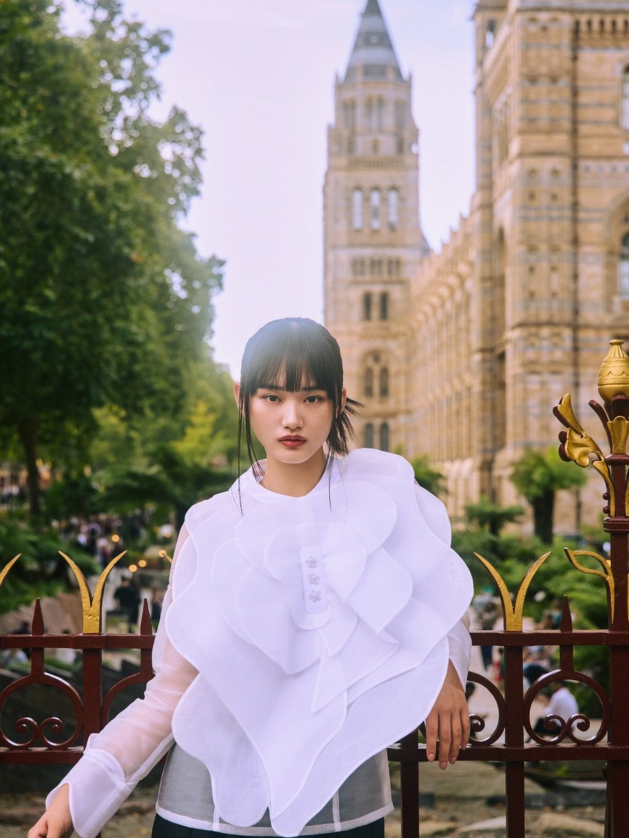 sakurazaka46's tweet image. #山﨑天 作為「APUJAN」秀場嘉賓參加在倫敦舉辦的活動「London Fashion Week Spring/Summer 2026」🪩✨

身穿「APUJAN」服裝行走倫敦街頭
寫真公開中📸

✅APUJAN
instagram.com/apujan/

✅櫻坂46
instagram.com/sakurazaka46_i…

敬請閱覽🌸

#APUJAN
#LondonFashionWeek
#櫻坂46