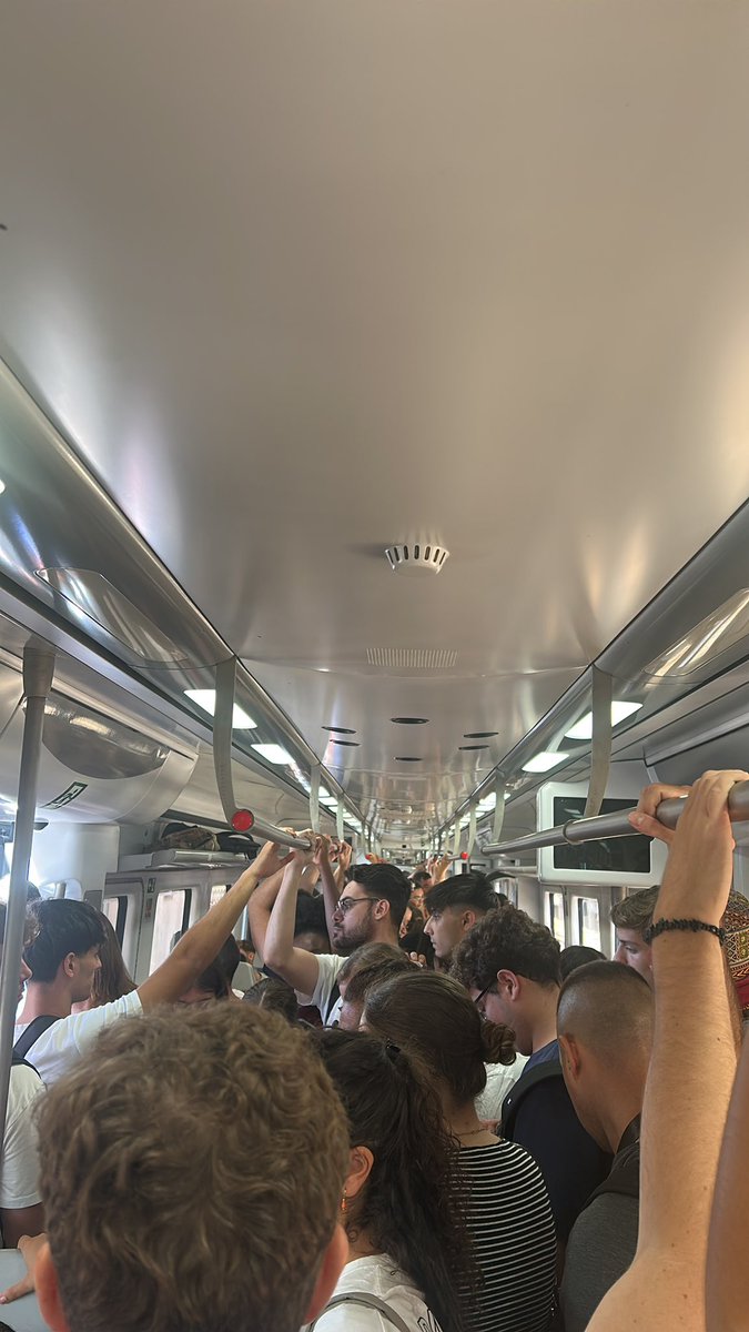 Jrving1's tweet photo. Renfe cercanías Jerez-Cádiz en su día a día, seguid gastando el dinero en putas #oscarpuente #politica #renfe #psoe https://t.co/ChWAOGI9jL