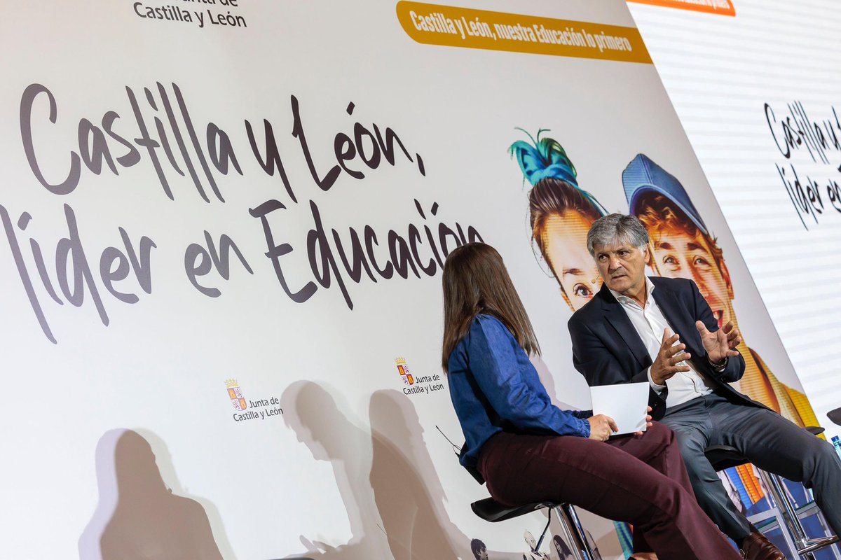 alferma1's tweet photo. 25 años gestionando la #Educación en #CastillayLeón son el reflejo de una historia de esfuerzo y éxito. Y ahora nuestro sistema educativo es referente en España y en el mundo, gracias al compromiso de alumnos, familias y docentes, y al trabajo constante de la @jcyl en favor de la equidad y la igualdad de oportunidades.

Este curso continuamos avanzando con más docentes de Matemáticas y Lengua, cifras récord en FP, más becas y tasas universitarias más bajas. Seguimos apoyando a los jóvenes en el acceso a un empleo y a una vivienda, y con transporte gratuito.
