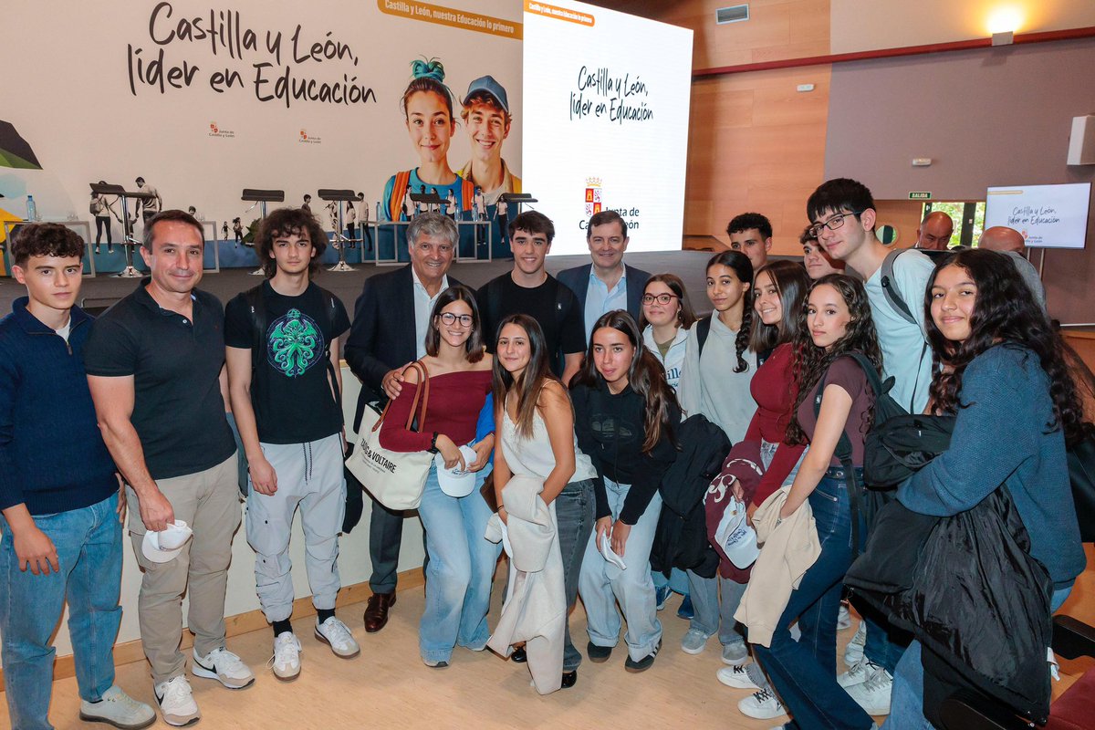 alferma1's tweet photo. 25 años gestionando la #Educación en #CastillayLeón son el reflejo de una historia de esfuerzo y éxito. Y ahora nuestro sistema educativo es referente en España y en el mundo, gracias al compromiso de alumnos, familias y docentes, y al trabajo constante de la @jcyl en favor de la equidad y la igualdad de oportunidades.

Este curso continuamos avanzando con más docentes de Matemáticas y Lengua, cifras récord en FP, más becas y tasas universitarias más bajas. Seguimos apoyando a los jóvenes en el acceso a un empleo y a una vivienda, y con transporte gratuito.