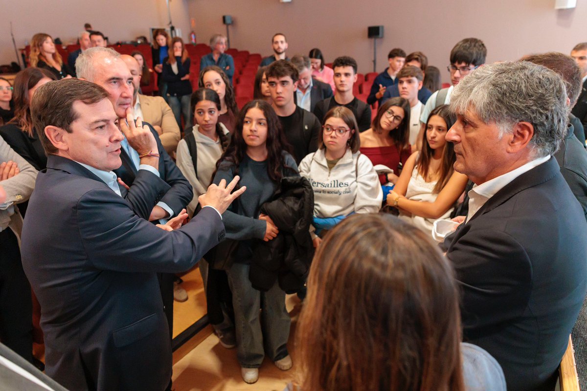 alferma1's tweet photo. 25 años gestionando la #Educación en #CastillayLeón son el reflejo de una historia de esfuerzo y éxito. Y ahora nuestro sistema educativo es referente en España y en el mundo, gracias al compromiso de alumnos, familias y docentes, y al trabajo constante de la @jcyl en favor de la equidad y la igualdad de oportunidades.

Este curso continuamos avanzando con más docentes de Matemáticas y Lengua, cifras récord en FP, más becas y tasas universitarias más bajas. Seguimos apoyando a los jóvenes en el acceso a un empleo y a una vivienda, y con transporte gratuito.