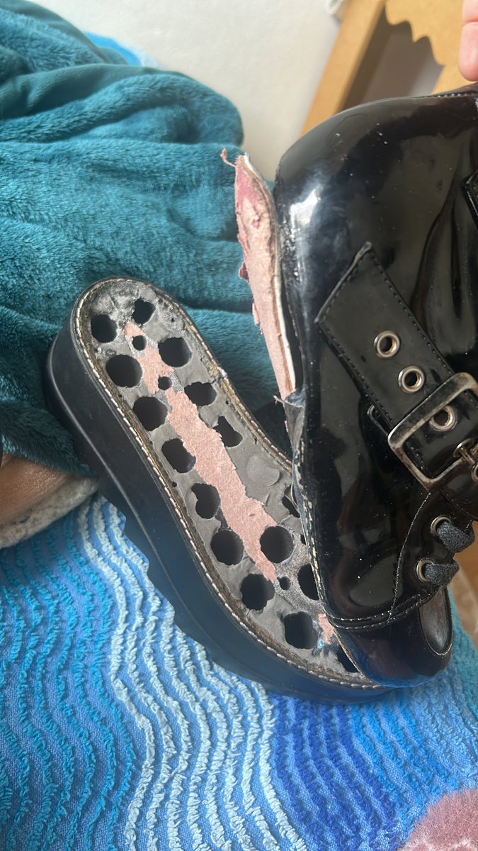 hyuconic's tweet photo. minha bota foi com deus https://t.co/eomZqOYIfq