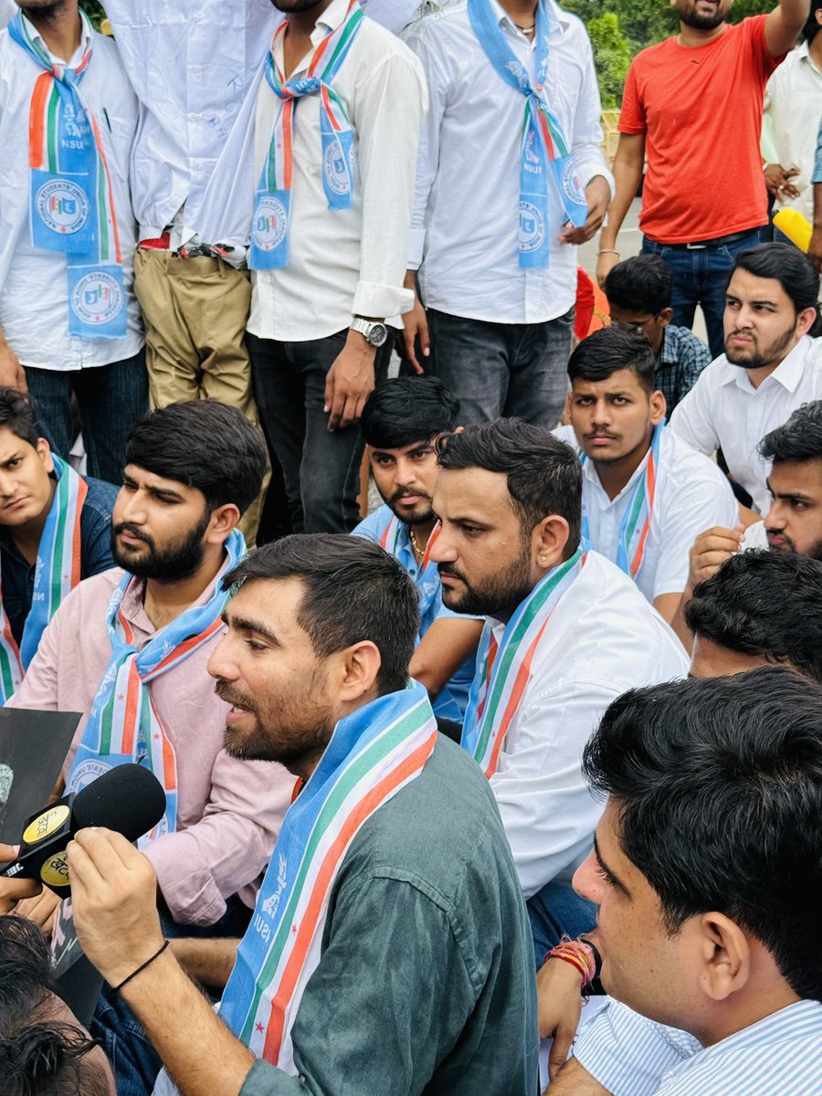 ayush9196's tweet photo. 🚨 राजस्थान यूनिवर्सिटी: NSUI ने RSS कार्यक्रम का बैनर फाड़ा, स्टेज तोड़ा!
🎓 शिक्षा तटस्थ है, राजनीति का बंधक नहीं।
छात्रों की आवाज़ दबने नहीं देंगे! ✊
राजस्थान विश्वविद्यालय
#RSSGoBack #EducationNotPolitics #RUStudents https://t.co/hk0bmDMptk