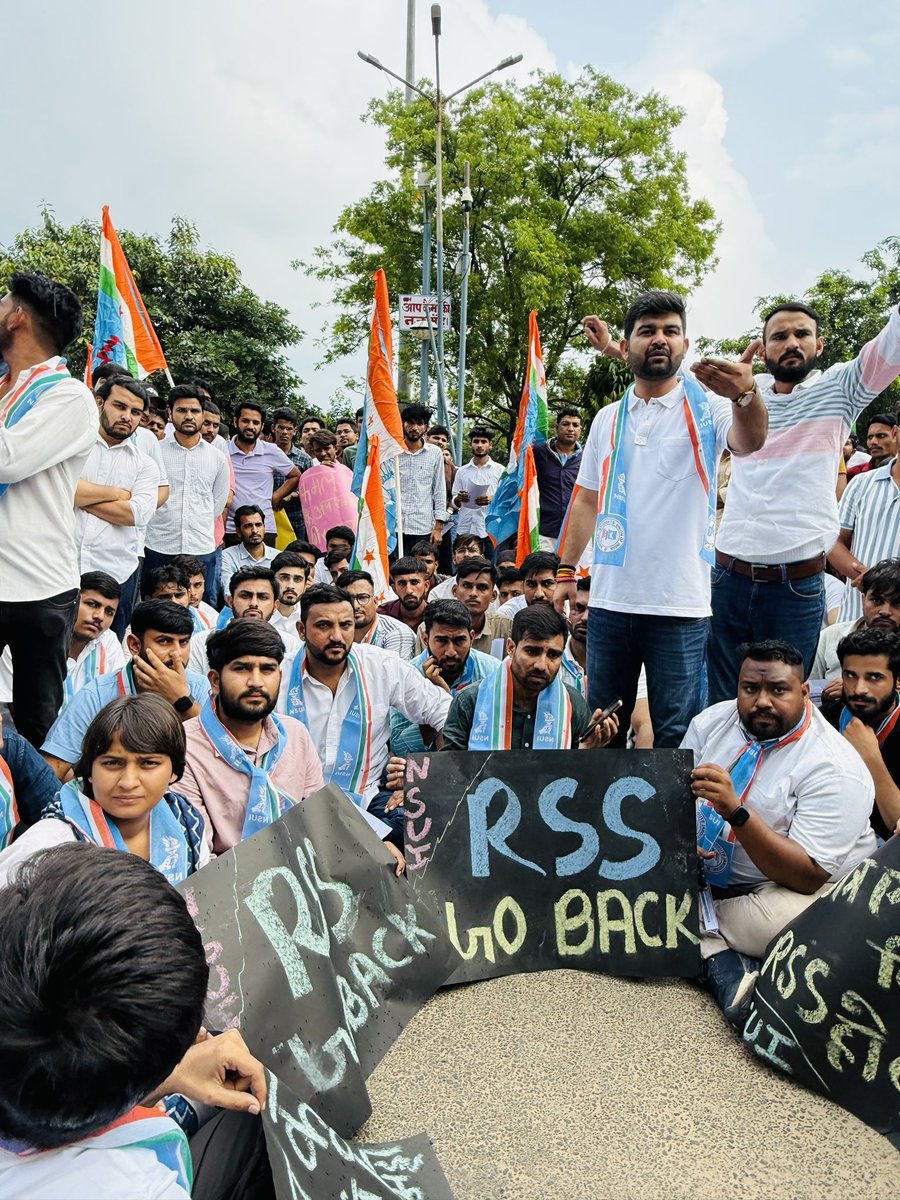 ayush9196's tweet photo. 🚨 राजस्थान यूनिवर्सिटी: NSUI ने RSS कार्यक्रम का बैनर फाड़ा, स्टेज तोड़ा!
🎓 शिक्षा तटस्थ है, राजनीति का बंधक नहीं।
छात्रों की आवाज़ दबने नहीं देंगे! ✊
राजस्थान विश्वविद्यालय
#RSSGoBack #EducationNotPolitics #RUStudents https://t.co/hk0bmDMptk