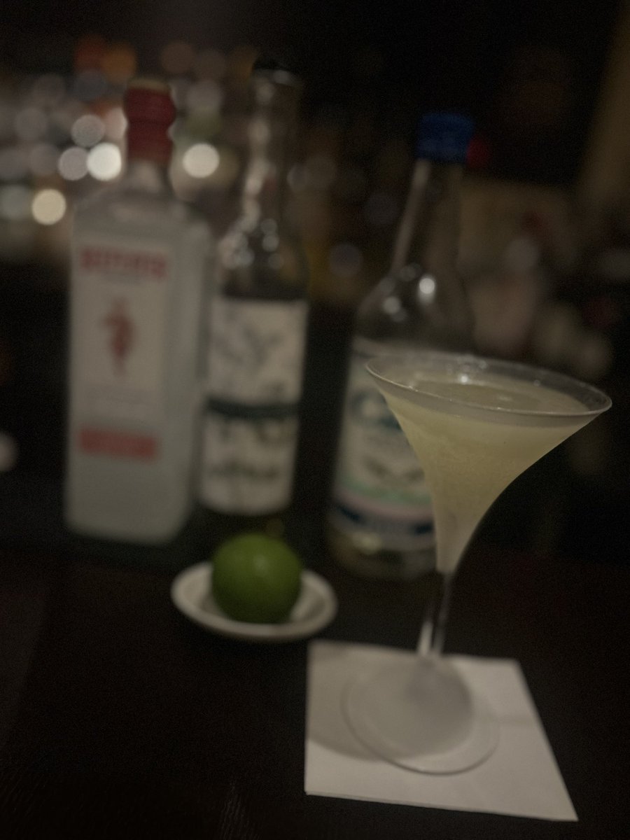 久しぶりに
かぼすとパクチーリキュールでカクテル🍸作ってますもらいました😋