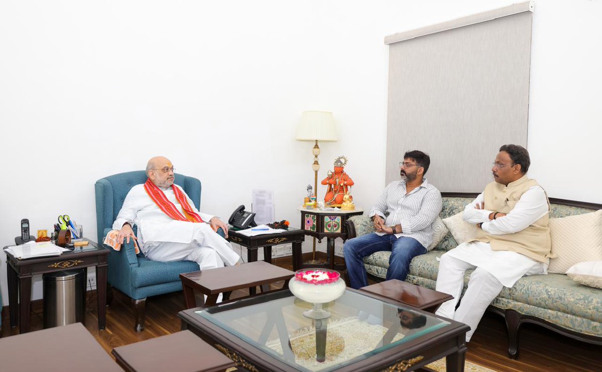 बिहार चुनाव में पवन सिंह भाजपा कार्यकर्ता के रूप में कार्य करेंगे।
बिहार के वोटर्स में 8% राजपूत एकमुश्त भाजपा को वोट देंगे और पवन सिंह के आने के बाद बची खुची कसर भी पूरी हो जायेगी।
जय भाजपा तय भाजपा।
<a href="/PawanSingh909/">Pawan Singh</a> <a href="/BJP4Bihar/">BJP Bihar</a>