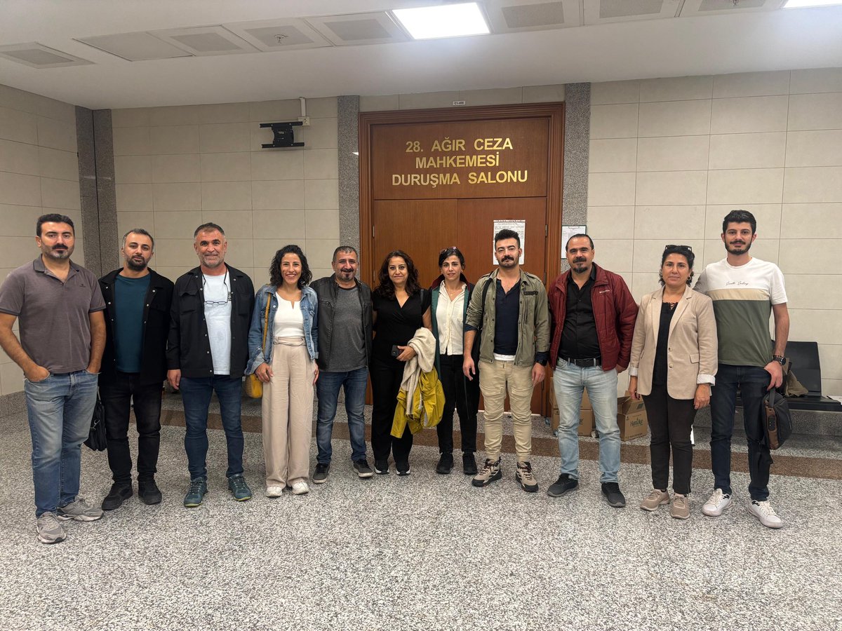 KESK üyeleri ve yöneticilerimizin de yargılandığı “Yeni Bir IŞİD’e Tahammülümüz Yok, Suriye’de Devam Eden Çete Saldırılarına Son” basın açıklaması öncesi yapılan gözaltılarının davası bugün Çağlayan’da başladı. İlk duruşmaya dönem sözcülerimiz Hatice Yayla ve Şahin Tanrıverdi