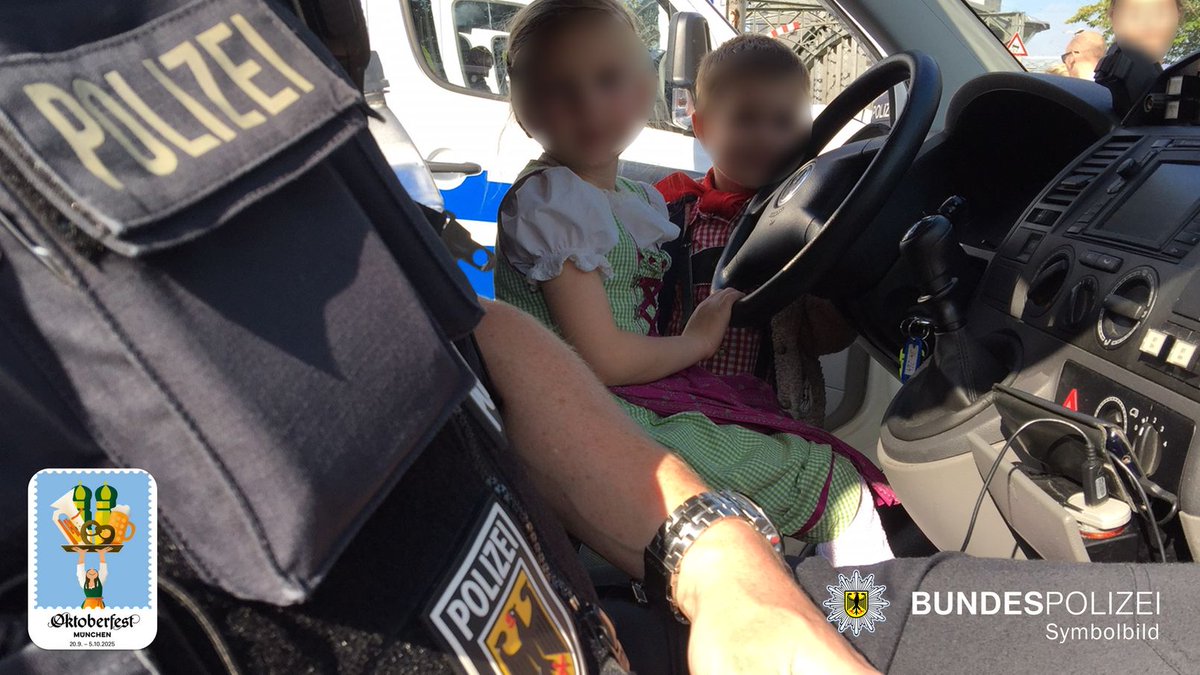 bpol_by's tweet photo. +++ Aktuell +++
Die #Hackerbrücke in #München ist auch am 2. #Familientag der #Wiesn für 🚗 und 🚚gesperrt!
Die #Bundespolizei bittet 🚶♂️🚶♀️ um Nutzung der gesamten Straßenbreite. 🚲und 🛴 bitte schieben. Achtet auch auf die 📢 unserer 👮🏼♀️👮. Passt auf Euch auf. *M
#SicherzurWiesn https://t.co/eYm2v1haFI